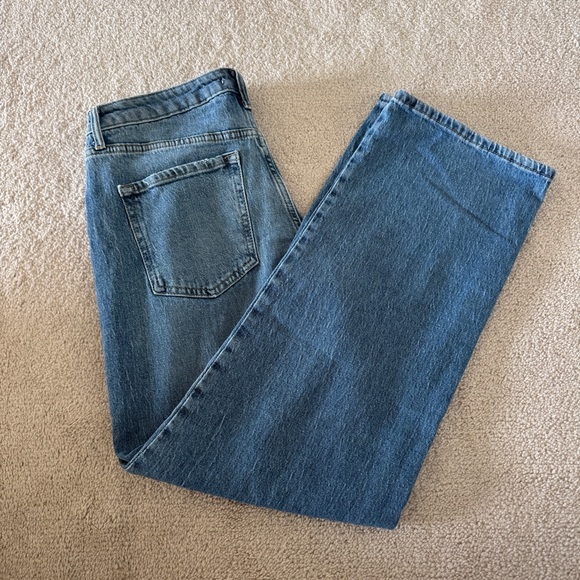 Forever 21 Women’s Straight Leg Distressed Jeans - Picture 1 of 7
